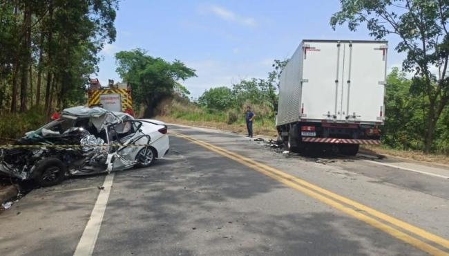 Grave acidente entre carro e caminhão na BR-259 deixa motorista morto e mulher ferida, no ES