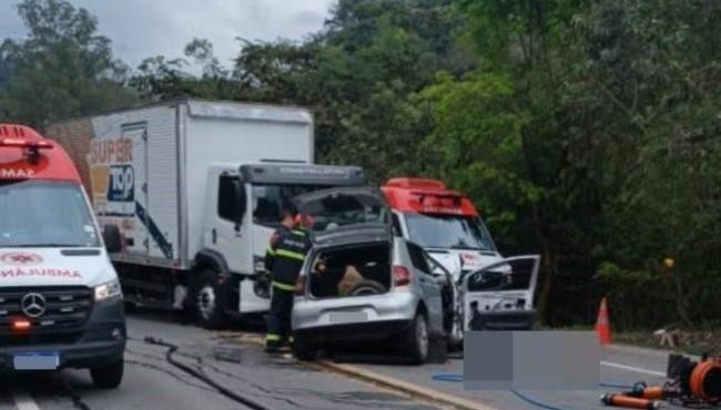 Grave acidente entre carro e caminhão na BR-262, em Viana no ES, deixa um morto