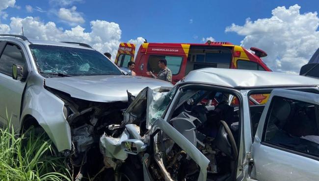 Grave acidente entre carro e caminhonete na GO-139 deixa 3 mortos da mesma família