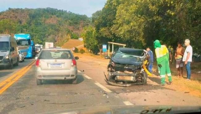 Grave acidente entre carro e carreta deixa 2 pessoas mortas na BR-101