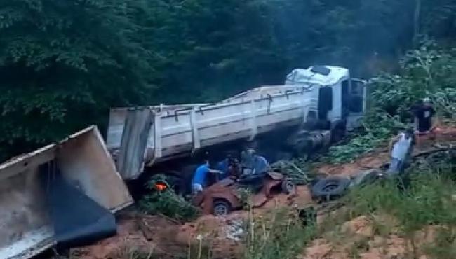 Grave acidente entre carro e carreta deixa dois mortos no Sul do ES