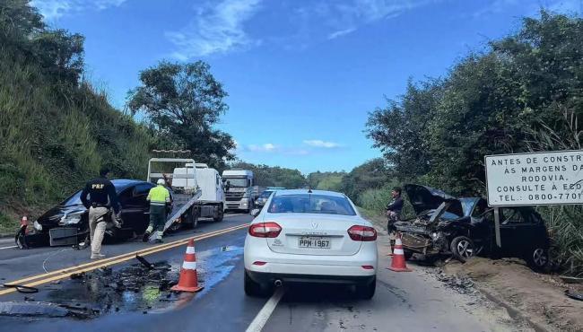 Grave acidente entre dois carros de passeio na BR-101 deixa 4 feridos, em Fundão, ES