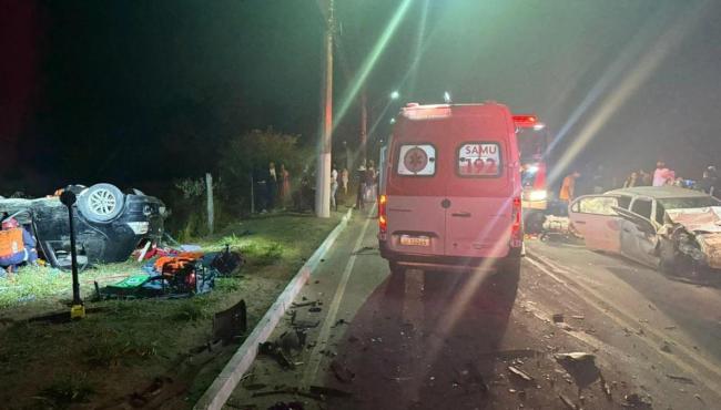 Grave acidente entre dois carros deixa 7 pessoas feridas em São Mateus, no E