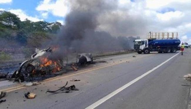 Grave acidente entre dois carros na BR-101 deixa 10 mortos na divisa entre ES e BA