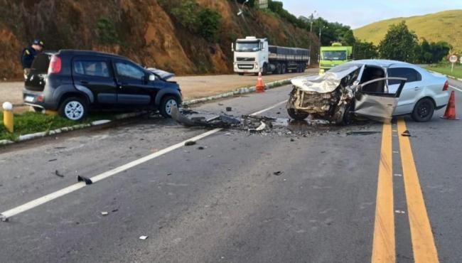 Grave acidente entre dois carros na BR-101 deixa três pessoas feridas, no ES