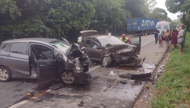 Grave acidente entre dois carros na BR-101 deixa um morto e 5 feridos, no ES