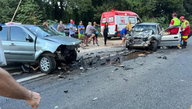 Grave acidente entre dois carros na BR-101 deixa uma pessoa morta e duas feridas, no ES