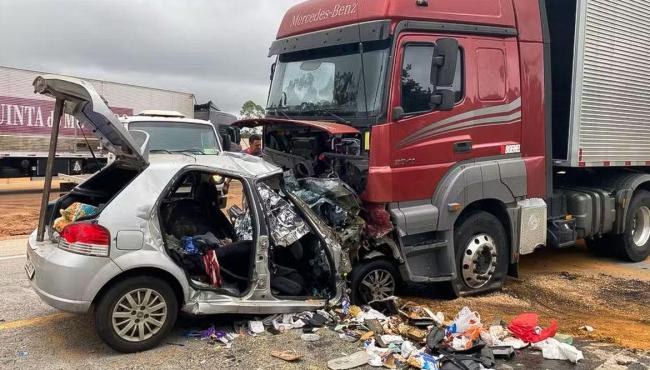 Grave acidente entre dois carros na BR-251 mata seis pessoas da mesma família