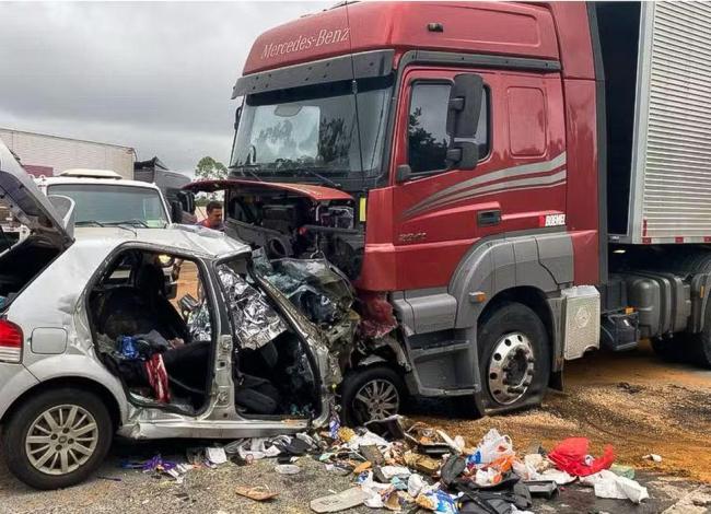 Grave acidente entre dois carros na BR-251 mata seis pessoas da mesma família