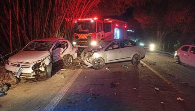 Grave acidente entre dois carros na BR-259 deixa um morto e seis feridos, em Colatina, ES