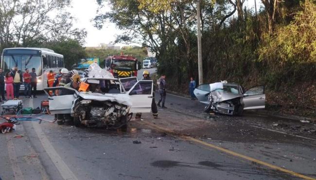 Grave acidente entre dois carros na rodovia ES 257 deixa homem preso às ferragens, no ES