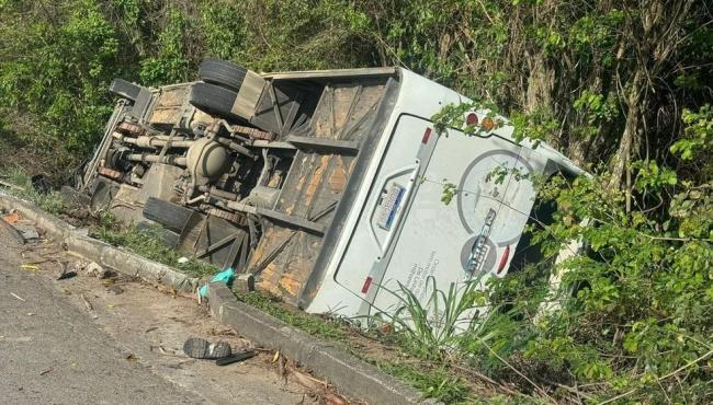 Grave acidente entre dois ônibus e um carro na BR-101 deixa mais de 20 feridos no ES