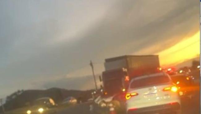 Grave acidente entre moto e caminhão na BR-381 deixa dois mortos
