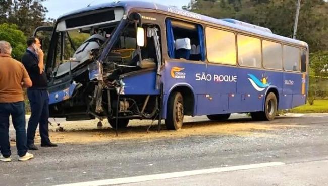 Grave acidente entre ônibus e caminhão deixa 13 feridos na BR-259, em Colatina, no ES