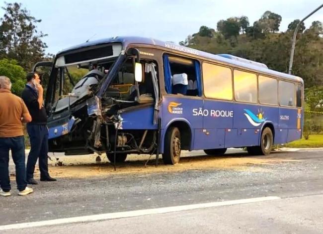 Grave acidente entre ônibus e caminhão deixa 13 feridos na BR-259, em Colatina, no ES