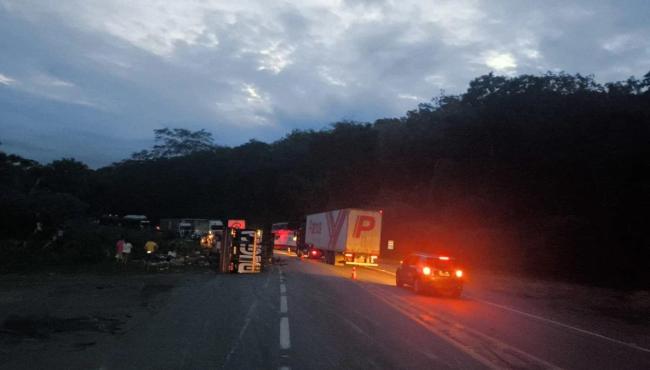 Grave acidente entre ônibus e carreta na BR-101, deixa dois mortos e 20 feridos, no ES