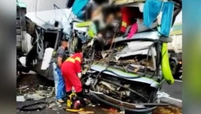 Grave acidente entre ônibus e carreta na BR-153 deixa 2 mortos e 22 feridos