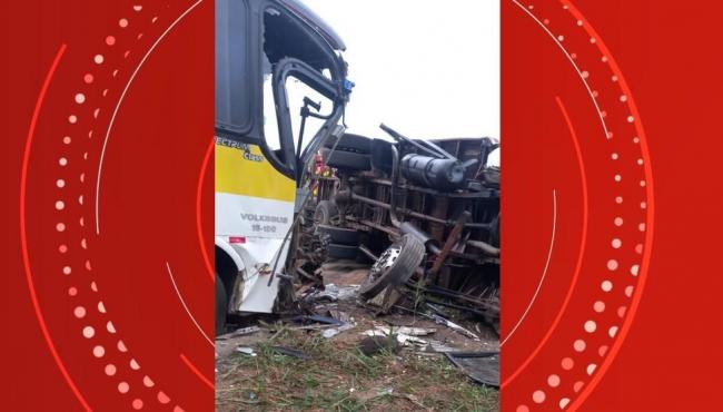 Grave acidente entre ônibus escolar e caminhão na BR-101 deixa sete feridos no ES