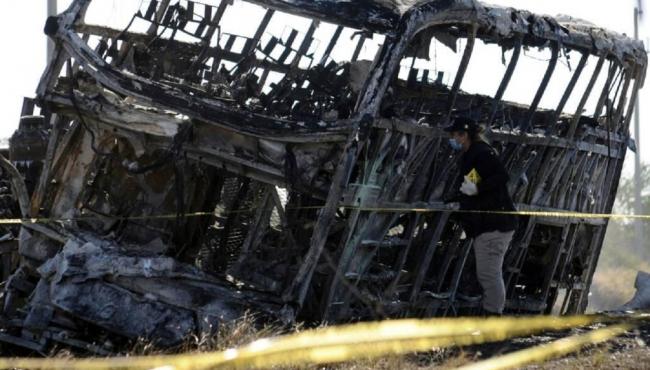 Grave acidente entre um ônibus de dois andares e um trailer deixa 19 mortos e 22 feridos