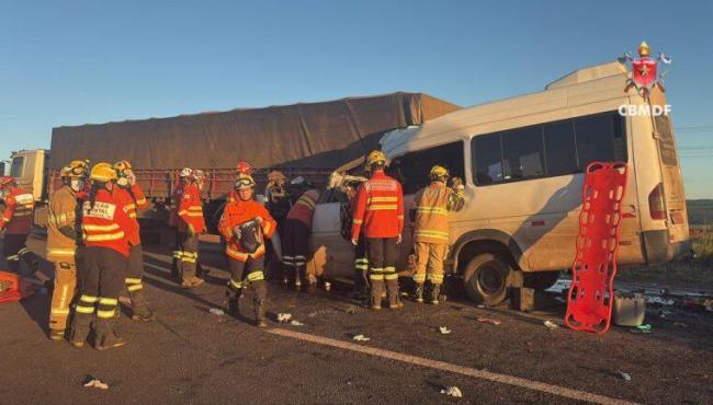 Grave acidente entre van e caminhão na BR-020 deixa cinco mortos