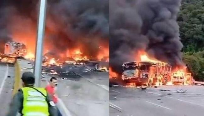 Grave acidente envolvendo 17 veículos deixa 8 mortos e causa incêndio