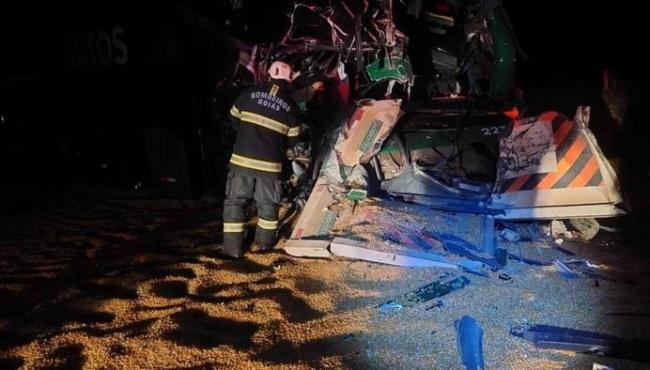 Grave acidente envolvendo ônibus e carreta na GO-164 deixa pessoas 30 feridas