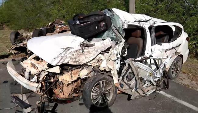 Grave acidente envolvendo três carros e uma carreta na BR-101 deixa três pessoas mortas e duas feridas