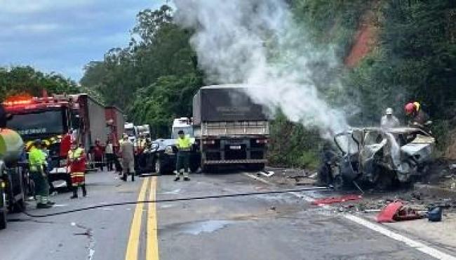 Grave acidente na BR-101 deixa dois mortos e carros destruídos 