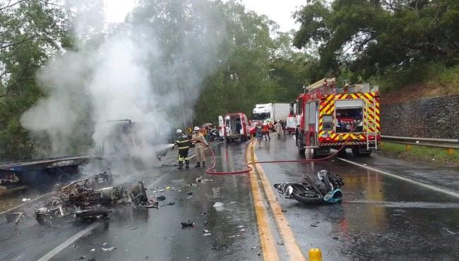 Grave acidente na BR 101 entre um guincho e 5 motos deixou um morto e sete feridos