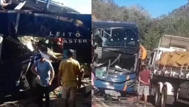 Grave acidente na BR-259 entre ônibus que saiu do Espírito Santo e carreta deixa dois mortos, em Minas Gerais