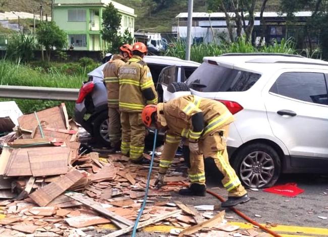 Grave acidente na BR-393 deixa cinco mortos e nove feridos