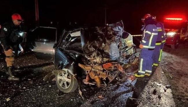 Grave acidente na PR-487 deixa 2 mortos e 6 feridos; jovem de 14 anos dirigia veículo