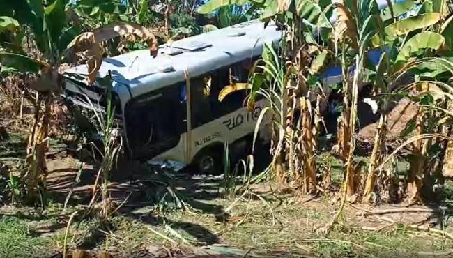 Grave acidente na RJ-116 deixa um morto e mais de 20 feridos; ônibus e carro capotaram