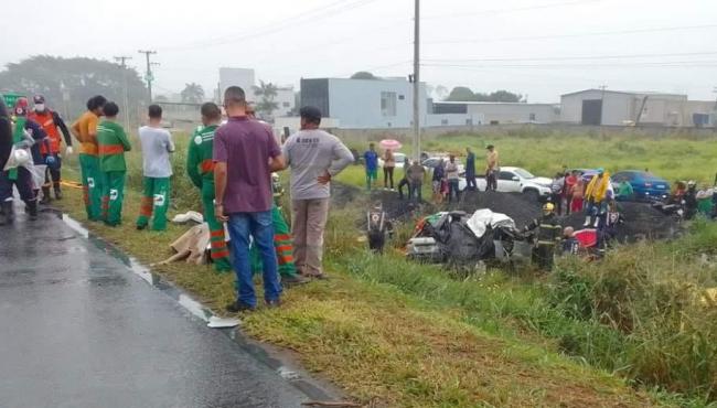 Grávida fica presa às ferragens após acidente entre ônibus e carro na BR-101