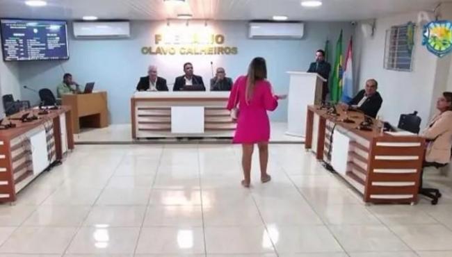 Grávida ‘invade’ sessão na Câmara Municipal para cobrar de vereador paternidade do filho