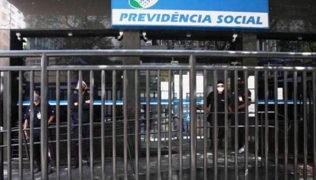 Greve de peritos do INSS leva fila a mais de 1 milhão de pessoas