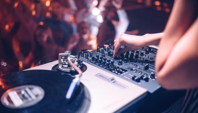 Grupo de mulheres expulsas de discoteca por serem “velhas demais”