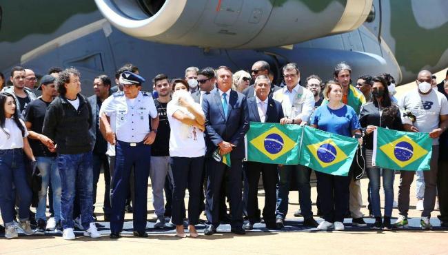 Grupo de repatriados chega a Brasília em aviões da FAB