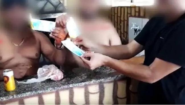 Grupo que queimava dinheiro para ostentar é procurado pela polícia