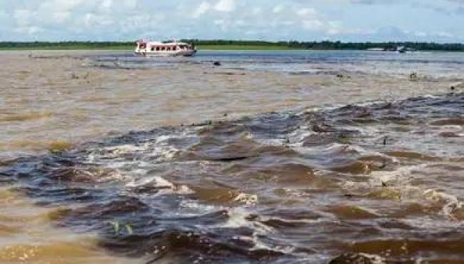 Helicóptero e sonares reforçam buscas por vítimas de naufrágio, em Manaus