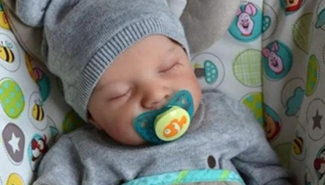 Homem agride bebê de quatro meses após confundi-lo com “reborn”
