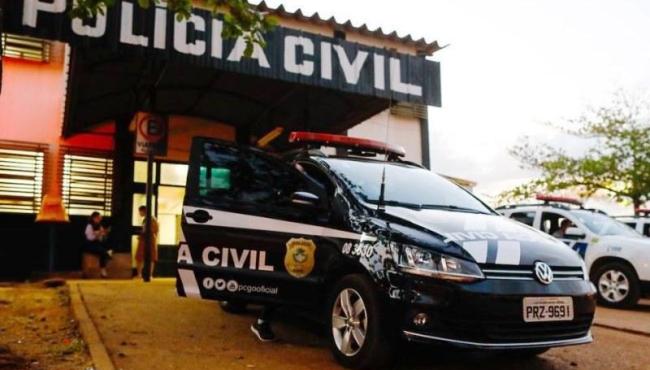 Homem apedreja namorada até a morte e é flagrado arrastando corpo da vítima
