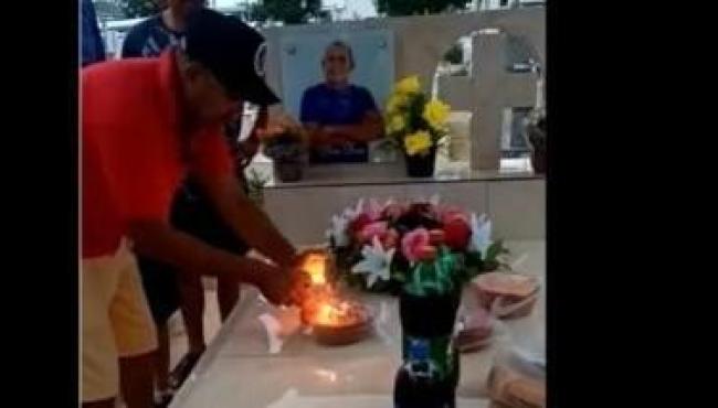 Homem canta parabéns com bolo sobre o próprio túmulo: “Futura casa”