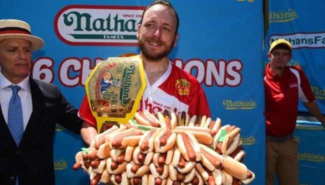 Homem come 70 cachorros-quentes em 10 minutos