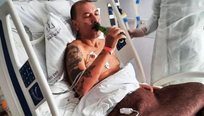 Homem comemora recuperação e bebe cerveja e refri em hospital após 18 dias internado por Covid