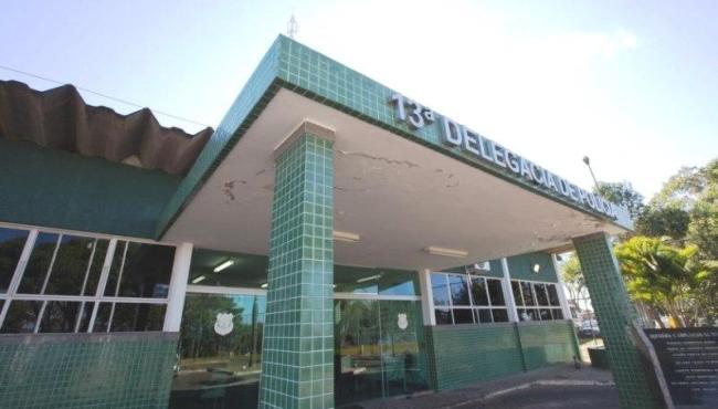 Homem comete estupro e obriga mulher a andar de mãos dadas com ele