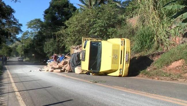 Homem desce para consertar freio e morre atropelado pelo próprio caminhão em rodovia do ES