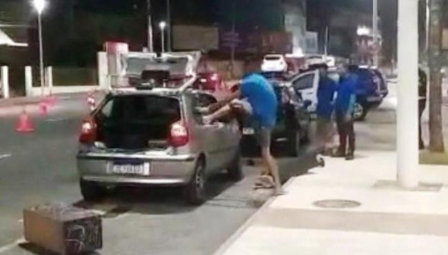 Homem destrói o próprio carro após ser abordado em blitz de trânsito na Bahia