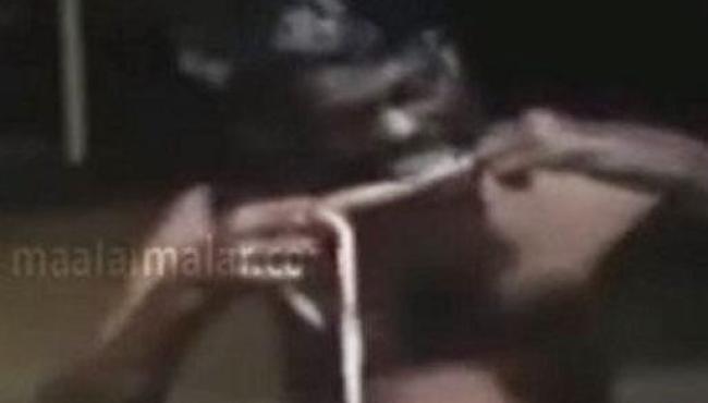 Homem é filmado comendo cobra para “prevenir” infecção por Covid-19