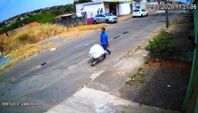 Homem é flagrado carregando corpo em carrinho de mão